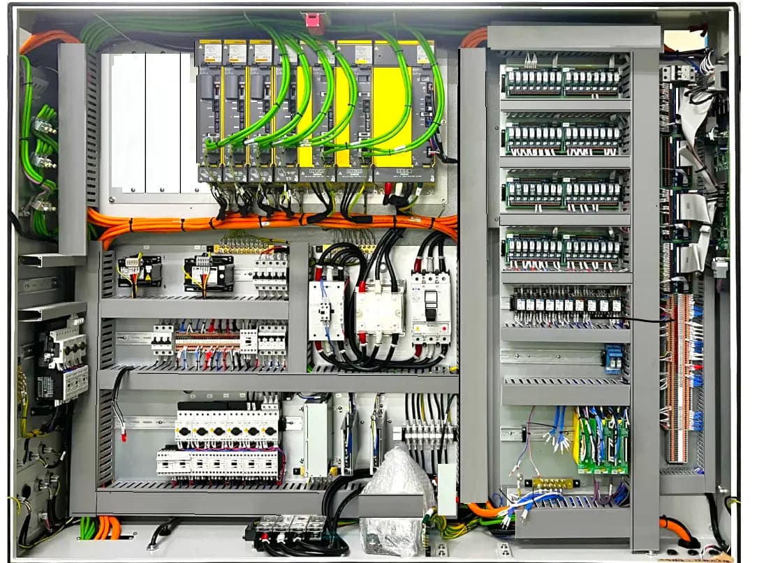 Sənaye Avtomatlaşdırılmasında PLC Kontrollerlər və İdarəetmə Panelləri background