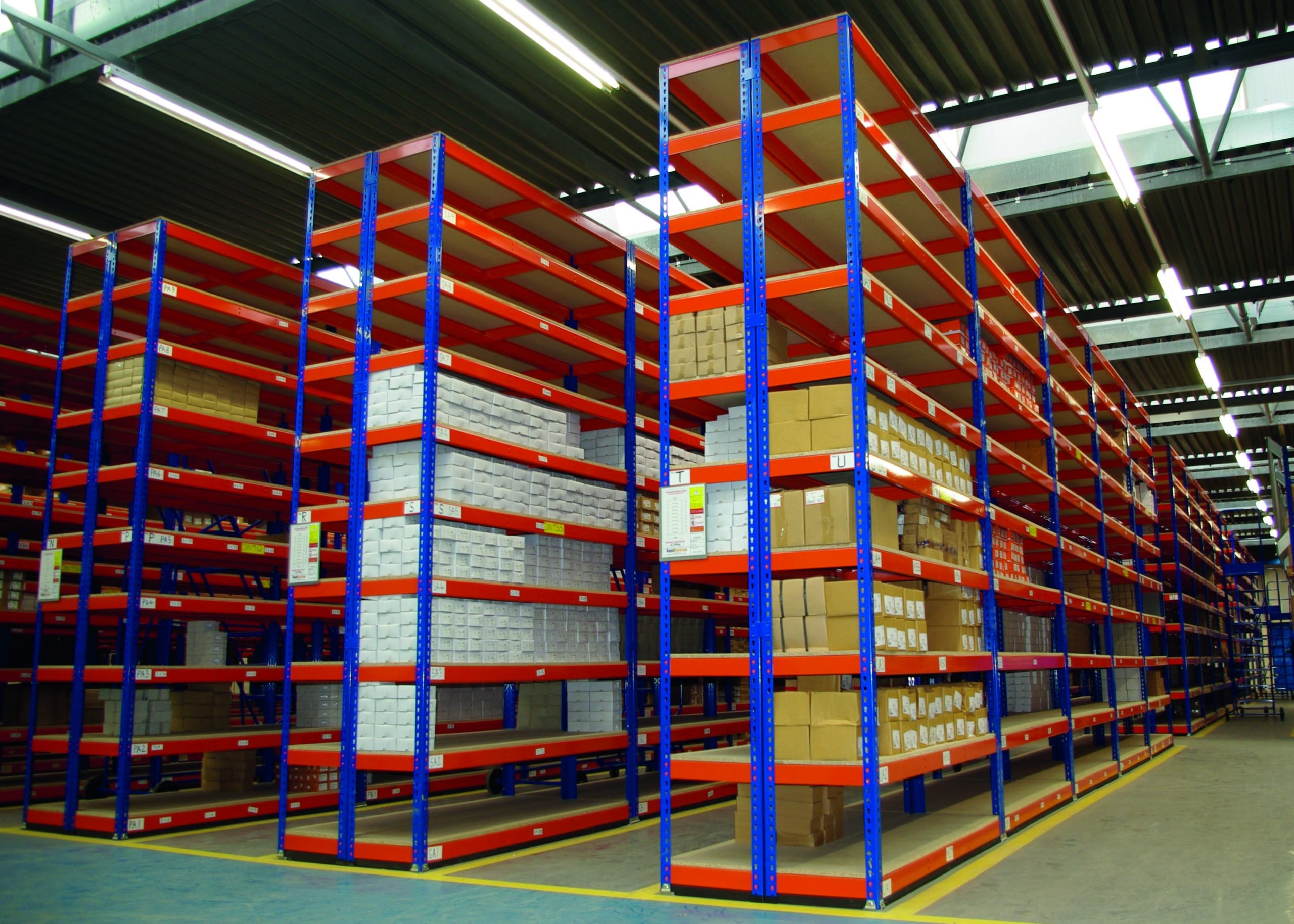 Logistikada Erqonomika: Plastik Saxlama Qutuları və Rəf Sistemləri ilə Anbarın Optimallaşdırılması