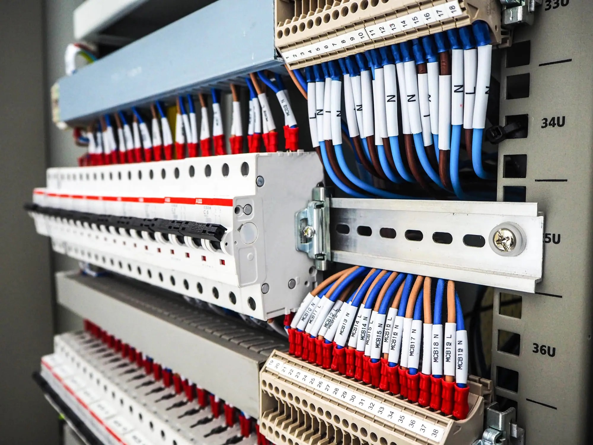 Sənaye Avtomatlaşdırılmasında PLC Kontrollerlər və İdarəetmə Panelləri